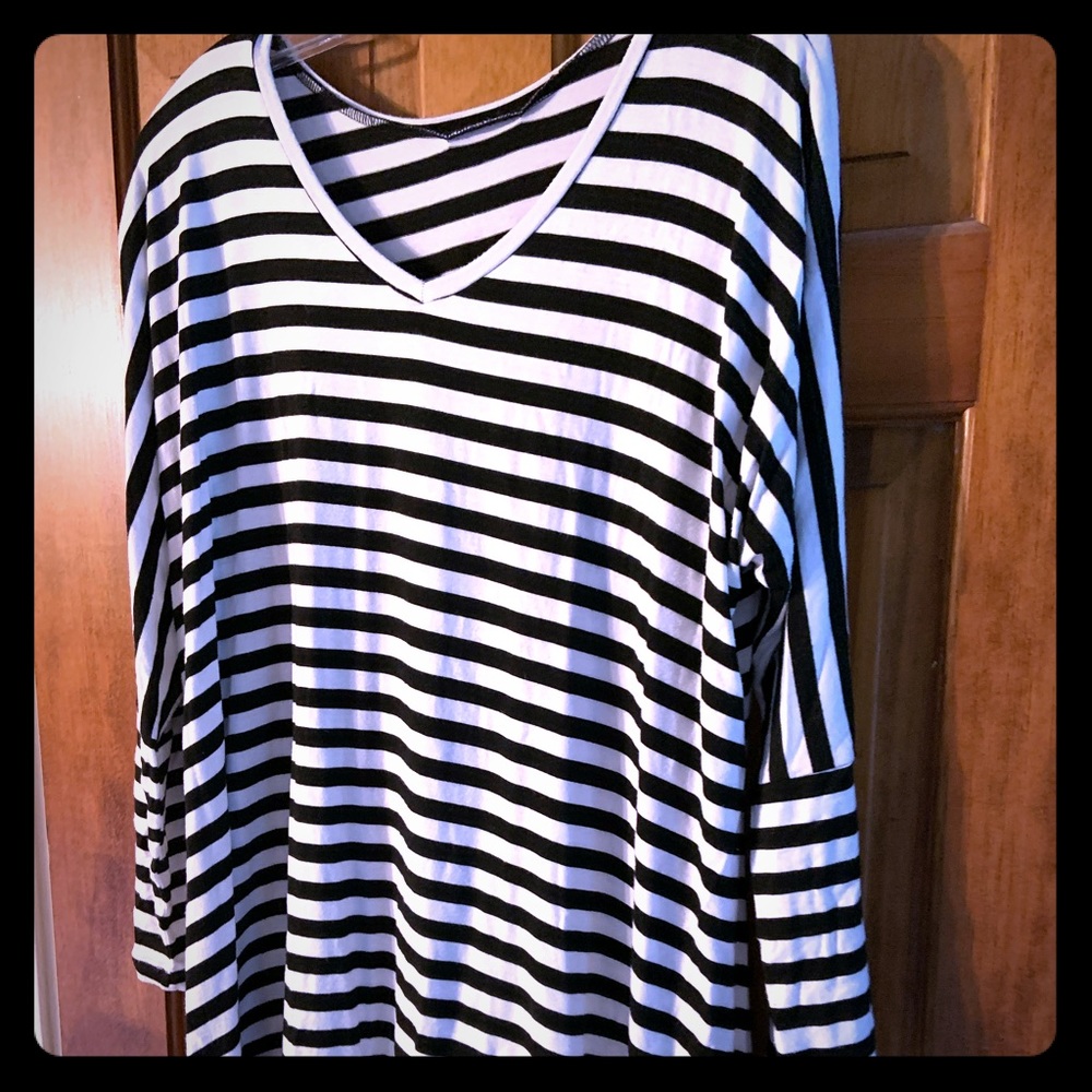 Long, soft tunic in black and white stripes!